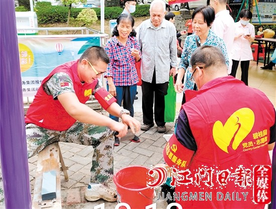 碧桂園物業(yè)工作人員提供暖心服務(wù)，提升業(yè)主的滿(mǎn)意度和幸福感。