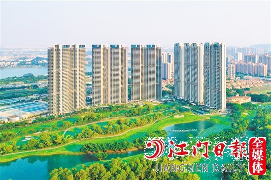 蒲葵之夢(mèng)·天心被綠茵環(huán)繞，與高爾夫球場(chǎng)無(wú)距接壤。