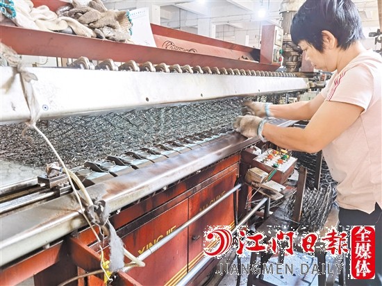 工作人員進(jìn)行現(xiàn)場作業(yè)。
