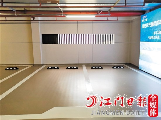 遠(yuǎn)洋天成陽(yáng)光車庫(kù)設(shè)置窗戶，引自然光進(jìn)入車庫(kù)。