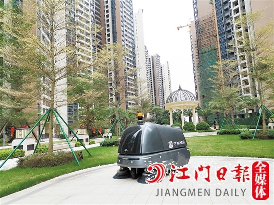 智能掃地機器人在江海區(qū)明泰城狀元居小區(qū)“上崗”一個多月了。