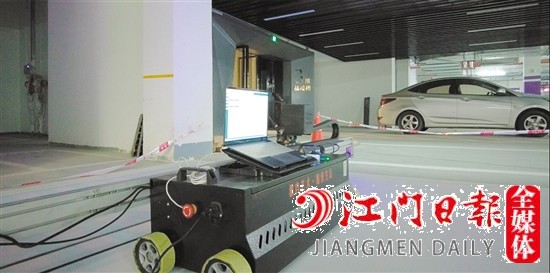 通過(guò)這臺(tái)機(jī)器，車(chē)位將穿上“新衣”。