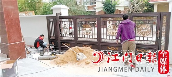 創(chuàng)永佳工作人員在安裝別墅門(mén)。