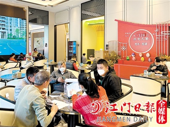 春節(jié)期間，不少市民到樓盤(pán)看房。
