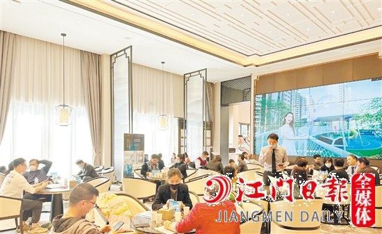 樓盤營(yíng)銷中心洽談區(qū)座無(wú)虛席。