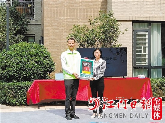 泰安地產(chǎn)代表將AED設(shè)備交接給萬科物業(yè)。