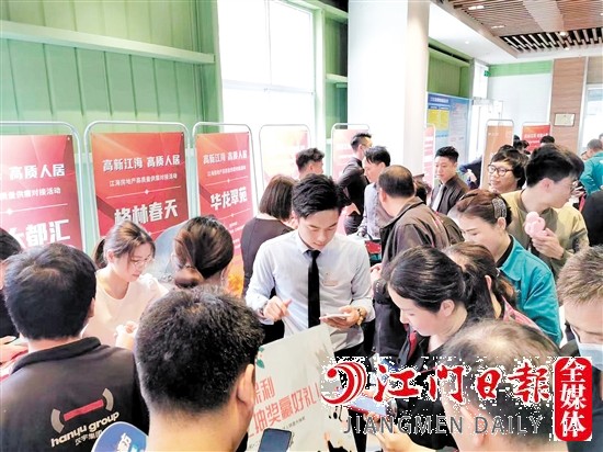 活動(dòng)現(xiàn)場(chǎng)，房企工作人員為企業(yè)職工介紹項(xiàng)目信息。