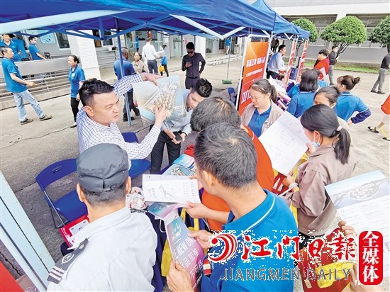 活動(dòng)現(xiàn)場(chǎng)，房企工作人員為企業(yè)職工介紹項(xiàng)目信息。