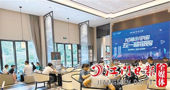 “五一”假期，不少市民選擇去看房。