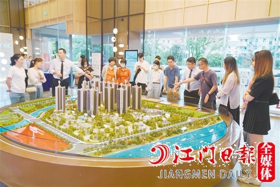 看房團在保利大都匯了解樓盤詳情。