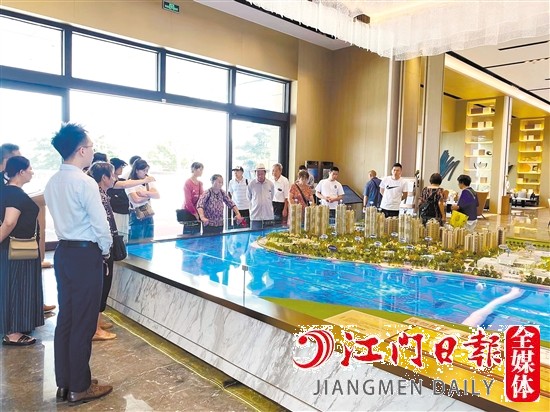 高質(zhì)量供需對(duì)接活動(dòng)把市民“請(qǐng)進(jìn)來(lái)”，組織了看房團(tuán)走進(jìn)樓盤。