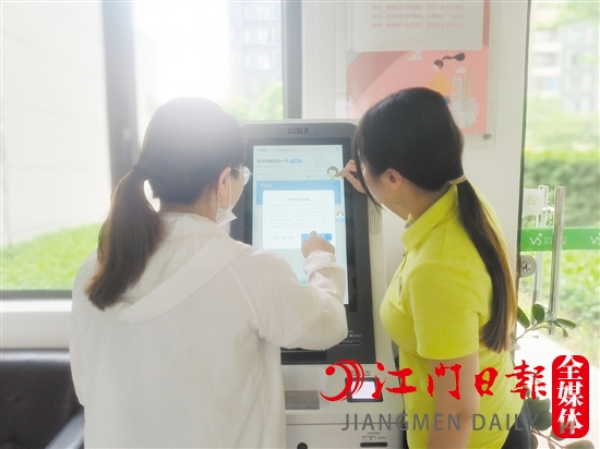 萬科金域國際“鳳梨一號”自助服務(wù)一體機為小區(qū)業(yè)主提供一站式服務(wù)。
