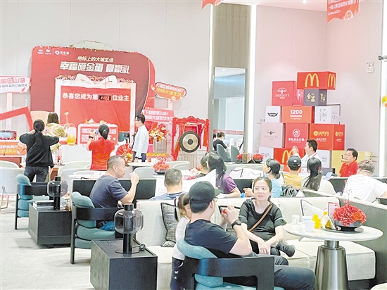 新政實(shí)施的首個周末，中鐵建·鐵建城人氣較旺。