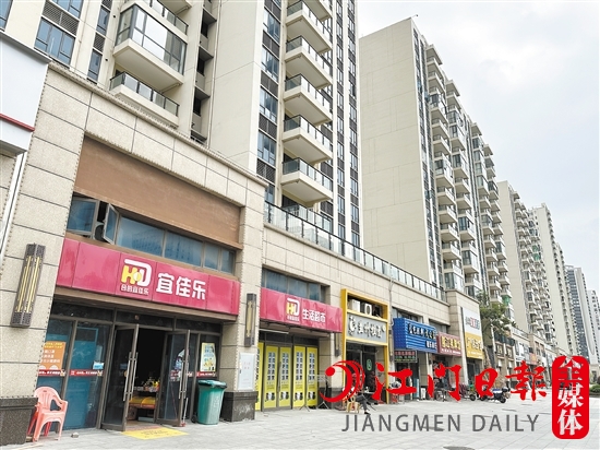 濱江新區(qū)一樓盤外面的商鋪很多，但人氣不旺。