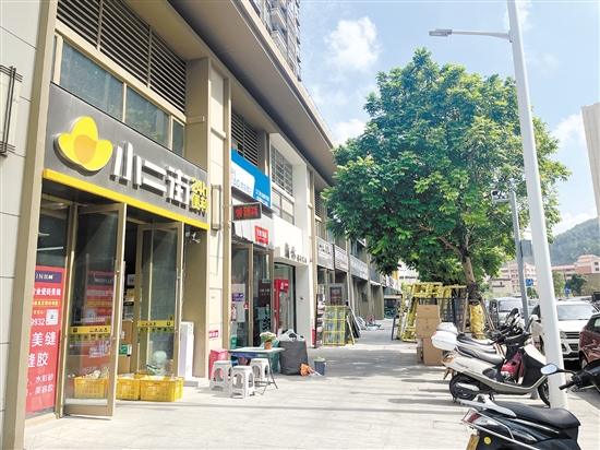 小區(qū)外面商鋪大多是一些小型便利店和快餐店，可以選擇的不多。