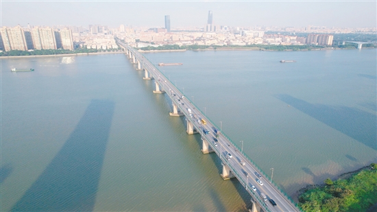 外海大橋?qū)⒅猩焦沛?zhèn)和江門(mén)外海兩個(gè)區(qū)域連為一體。