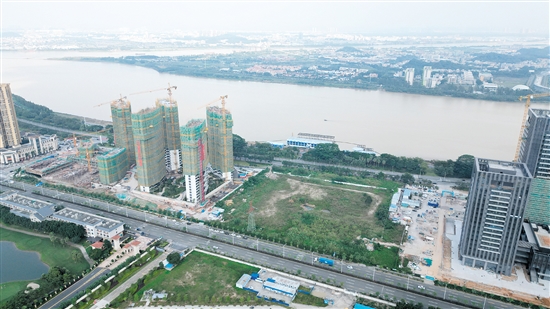 沿江開發(fā)成市場熱點(diǎn)。