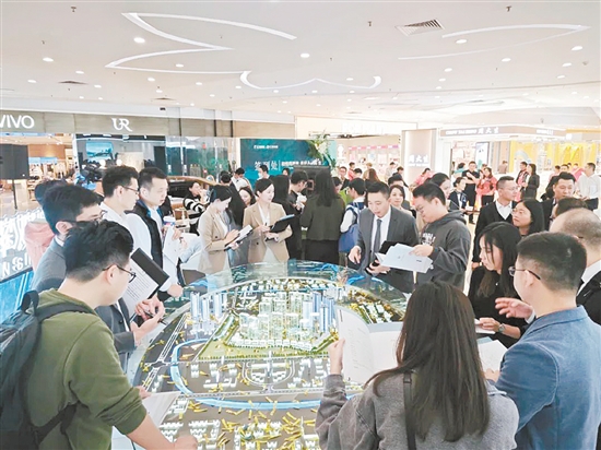 江發(fā)地產(chǎn)城市展廳開放現(xiàn)場。