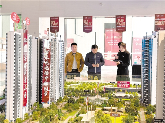 房企加大促銷，吸引市民看房。