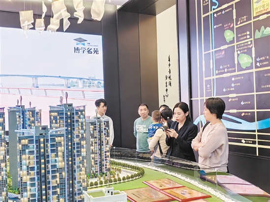 今年樓市持續(xù)回暖。圖為市民在看房。