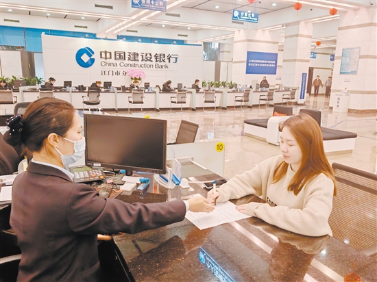 市民在辦理公積金業(yè)務(wù)。
