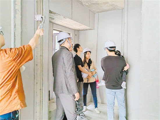 業(yè)主進入工地進行“實地考察”。
