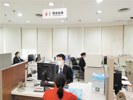 過去一年，我市出臺了一系列公積金惠民政策，方便了許多市民。