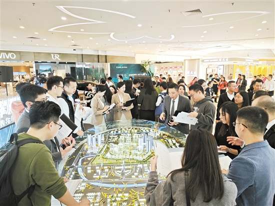 到訪江發(fā)地產(chǎn)城市展廳的市民絡(luò)繹不絕。