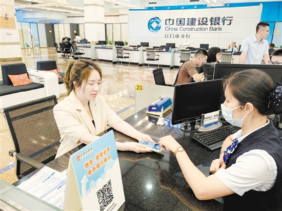 市民在咨詢公積金提取情況。