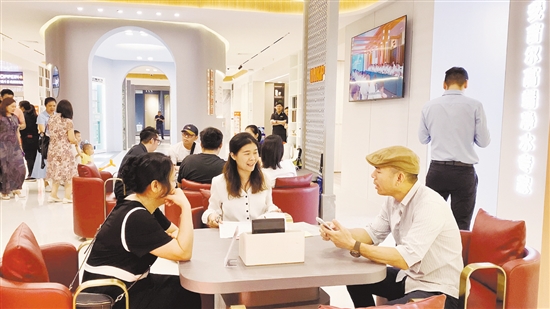 開業(yè)當(dāng)天，不少市民在現(xiàn)場咨詢。