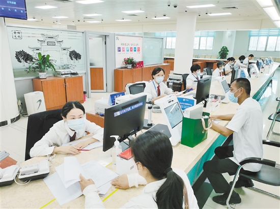 申請(qǐng)使用住宅專項(xiàng)維修資金的市民越來越多。