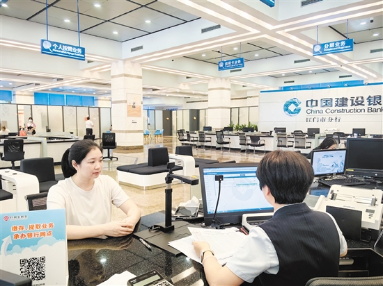 市民在咨詢單位補繳公積金事宜。