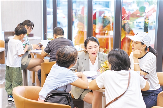 今年國(guó)慶假期，全市主要房地產(chǎn)項(xiàng)目認(rèn)購(gòu)近2300套,圖為銷(xiāo)售人員在接待客人。
