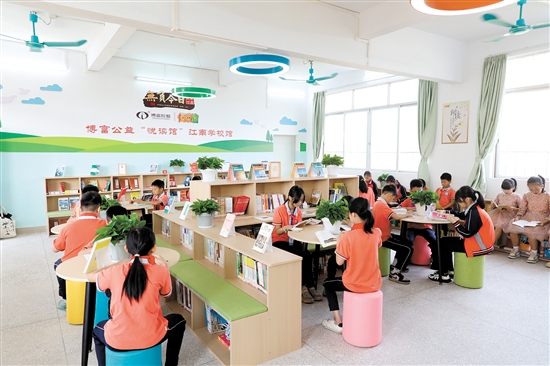 新落戶的博富公益“悅讀館”環(huán)境明亮舒適。