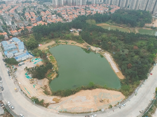 此次出讓地塊位于蓬江區(qū)灝昌園小區(qū)東側(cè)、翡翠觀瀾小區(qū)西北側(cè)。