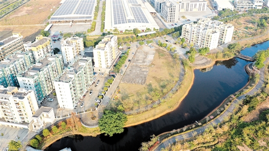 地塊位于臺(tái)山市工業(yè)新城南組團(tuán)生活區(qū)南側(cè)。