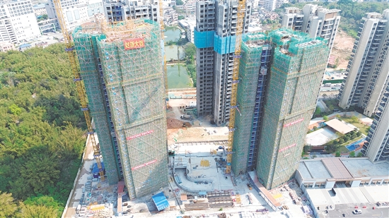 江發(fā)中交·悅山湖B8號樓順利完成主體結(jié)構(gòu)封頂。