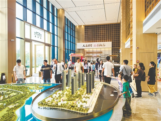“五一”假期，不少消費者看房、買房。