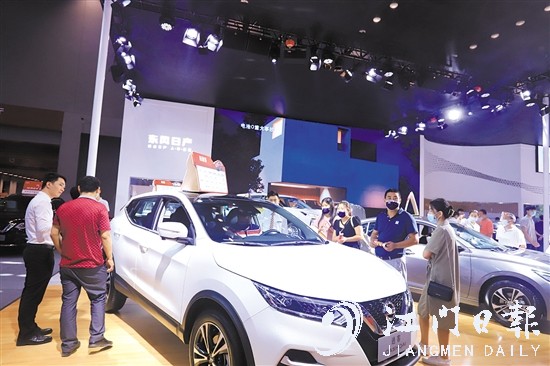 特價車吸引了許多消費者的目光。
