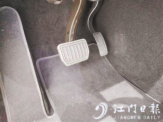 部分新能源汽車可以把最常用的加速、剎車功能集中到電門上（右邊踏板）。