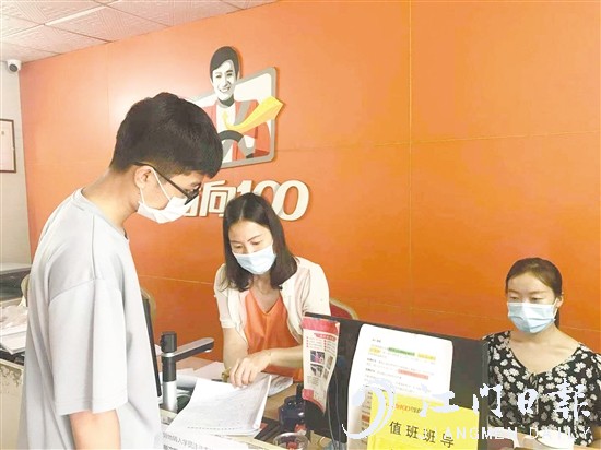 高考結(jié)束后，許多考生前往駕校報名學(xué)車。