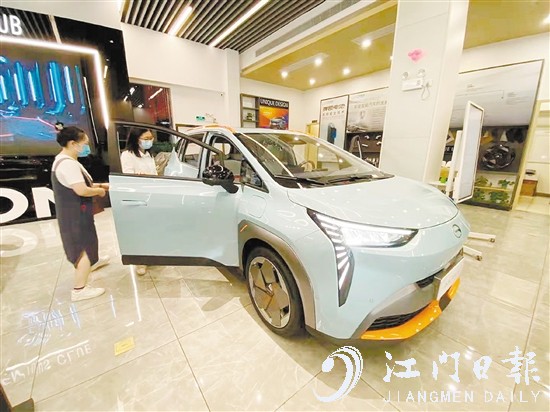 如果是報(bào)廢舊車，消費(fèi)者購買推廣名單中的新能源汽車可補(bǔ)貼1萬元。