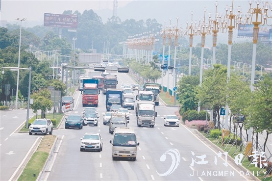 隨著汽車(chē)駛?cè)肭Ъ胰f(wàn)戶，路上的汽車(chē)越來(lái)越多。