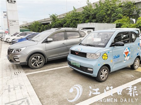 電動微型汽車車身短小，停車非常方便。