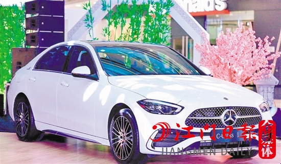 全新奔馳長軸距C級(jí)車外觀時(shí)尚動(dòng)感。