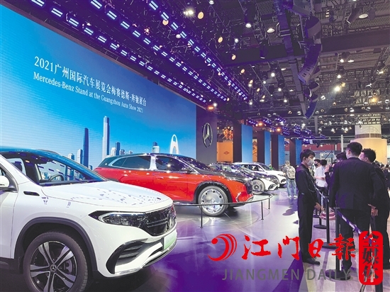 豪華品牌均把新能源汽車擺放在展區(qū)最顯眼的位置。