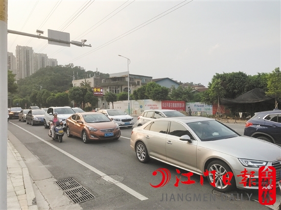 路上的汽車越來越多，開車時不要開“斗氣車”，盡量保持情緒穩(wěn)定。