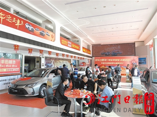 去年春節(jié)期間，不少消費(fèi)者看車、買車。