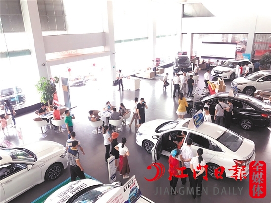 “五一”將至，購(gòu)車優(yōu)惠吸引消費(fèi)者到店。