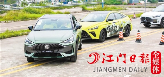 試駕現(xiàn)場(chǎng)設(shè)置了重重考驗(yàn)關(guān)卡。